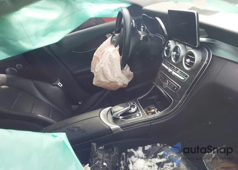 2015 Mercedes-Benz C 300 4Matic z USA, uszkodzony, nr VIN 55SWF4KB9FU093303